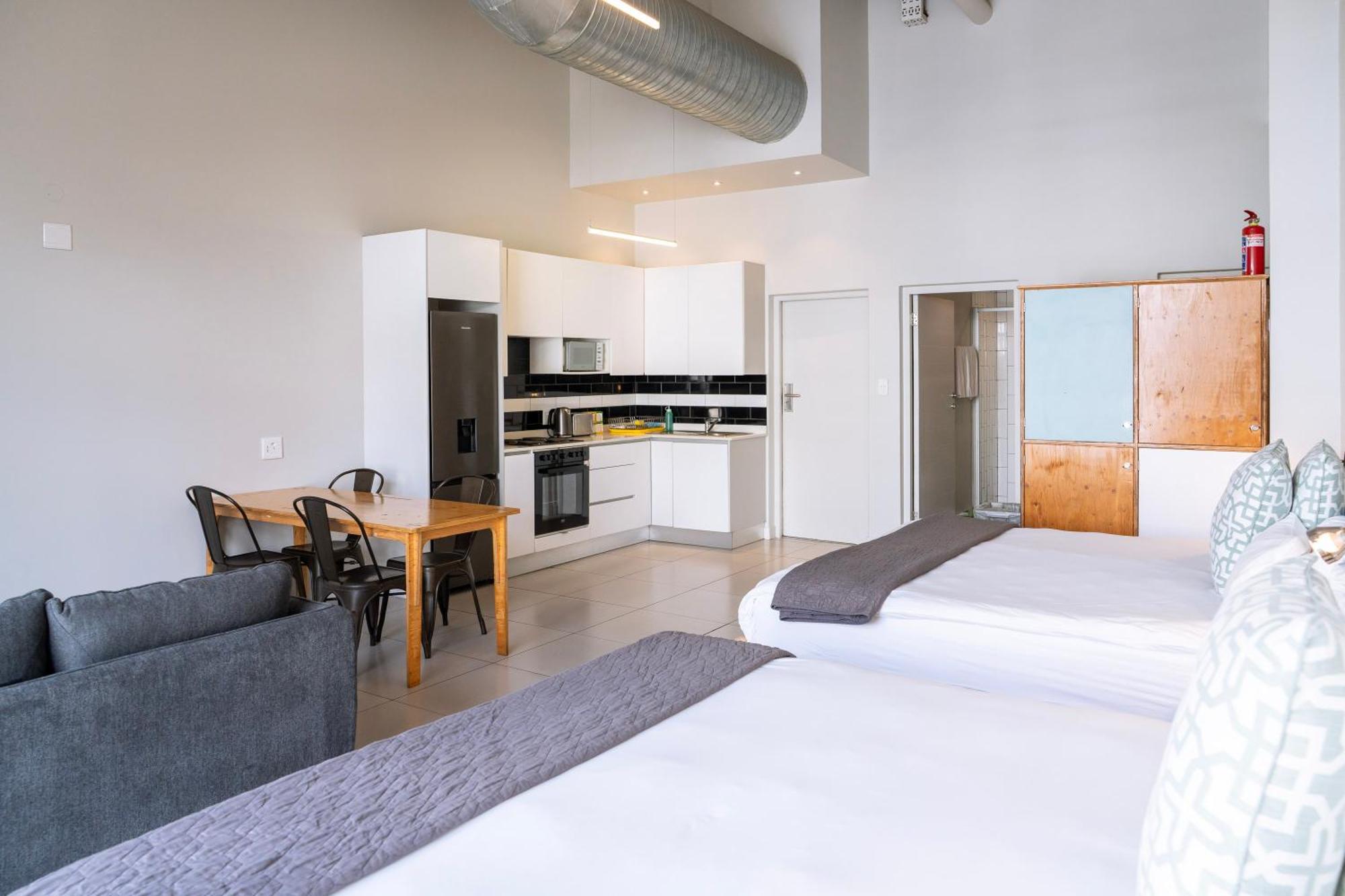 Mojo Hotel & Market 3*